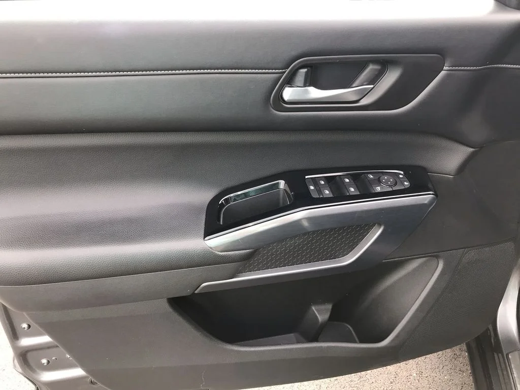 Used 2023 Gray Nissan SL image 13