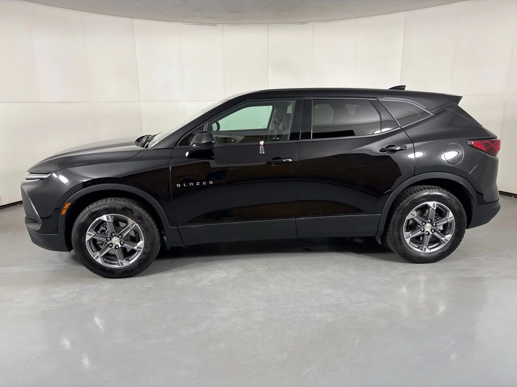 Used 2025 Black Chevrolet LT image 5