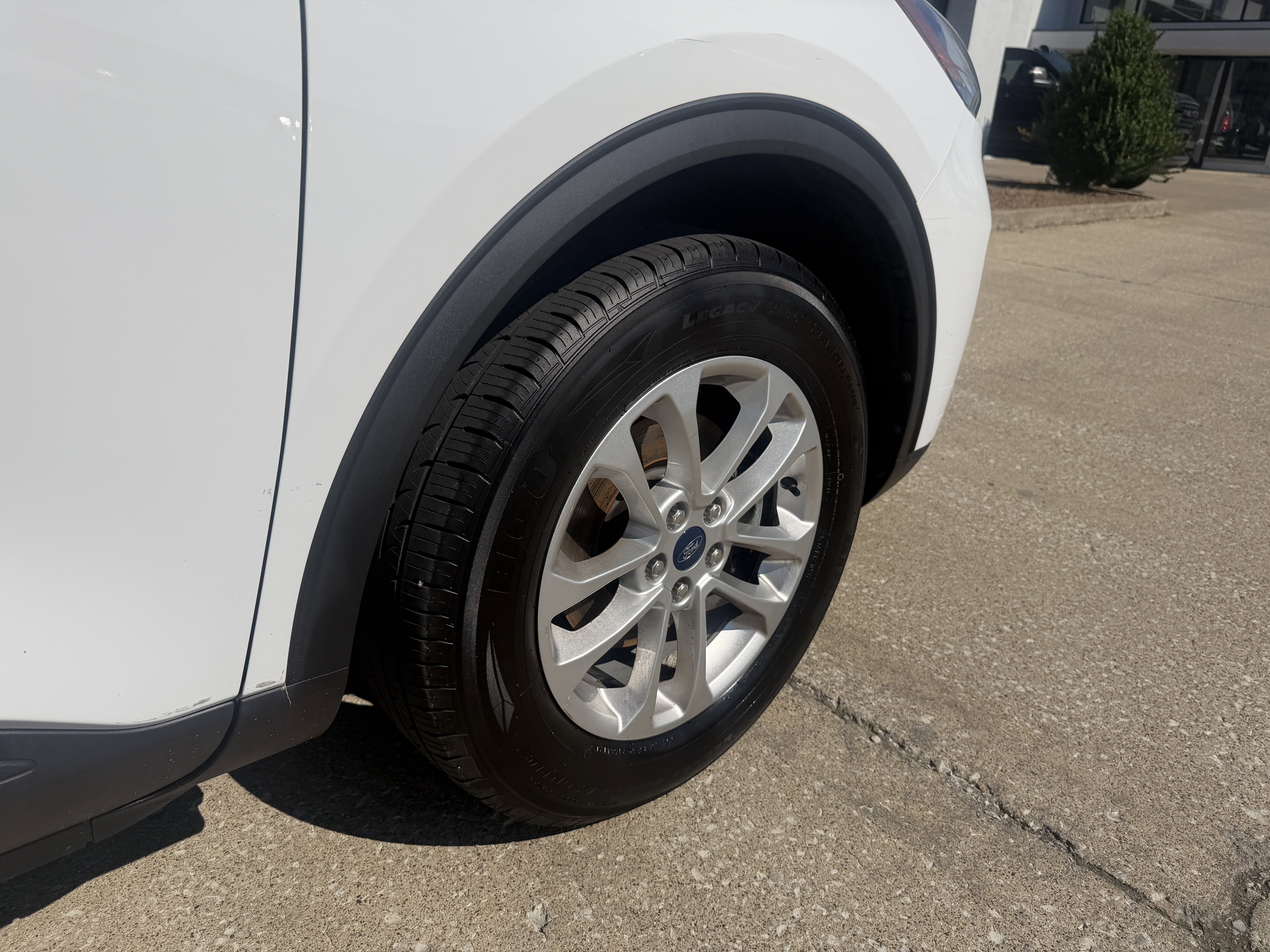 Used 2021 Oxford White Ford SE image 19