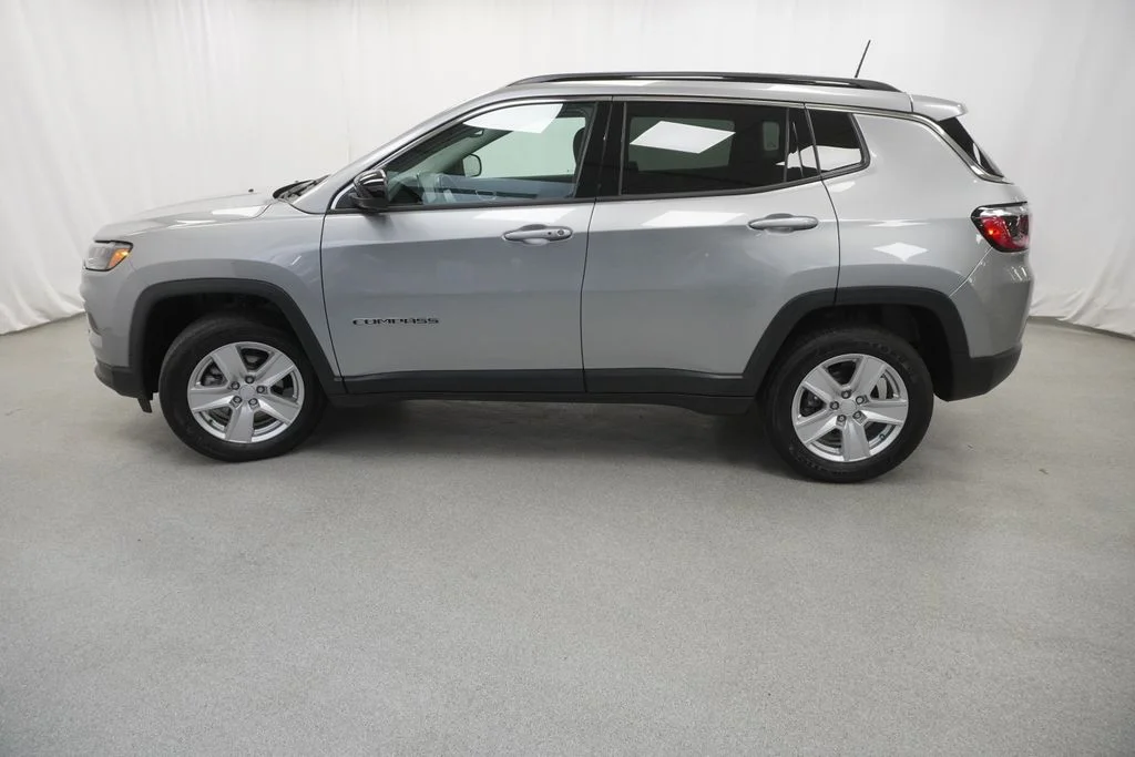 Certified Used 2022 Silver Jeep Latitude image 15