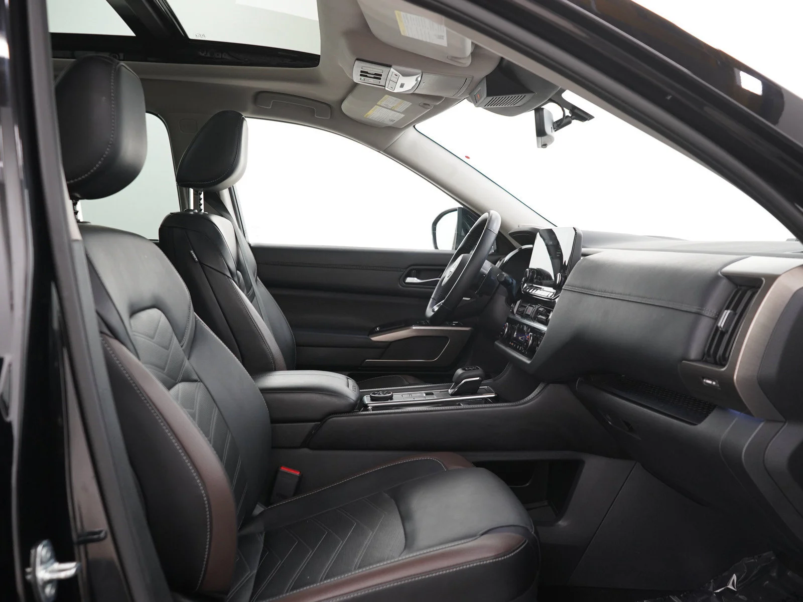 Used 2024 Green Nissan Platinum image 13