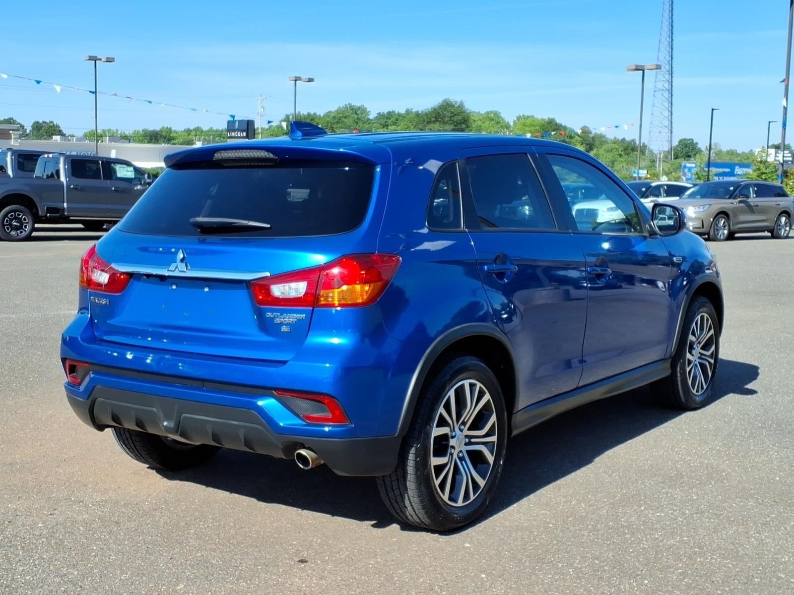 Used 2019 Octane Blue Metallic Mitsubishi SE 2.0 image 2