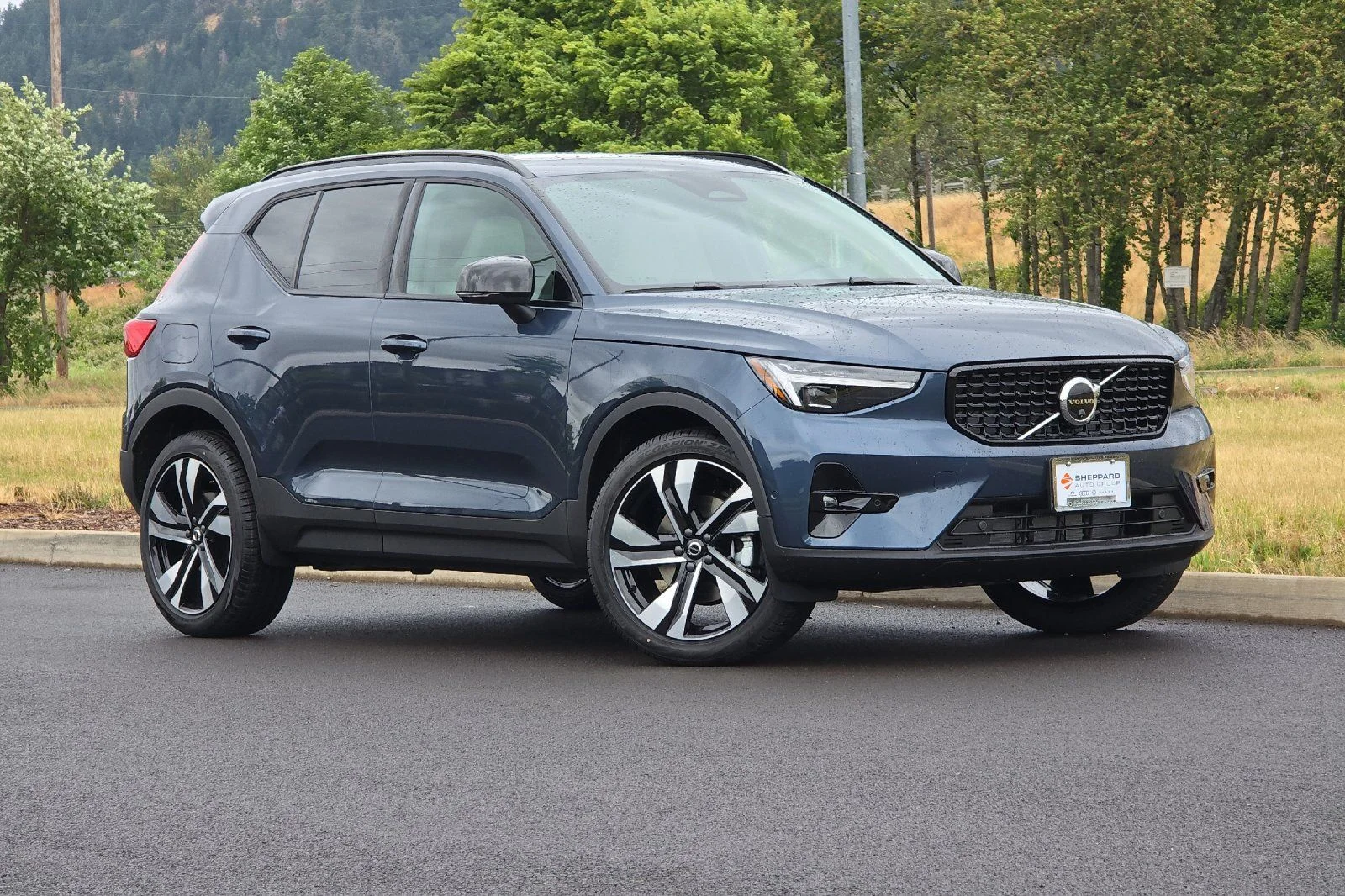 2026 Volvo XC40 B5 Ultra Dark AWD's photo