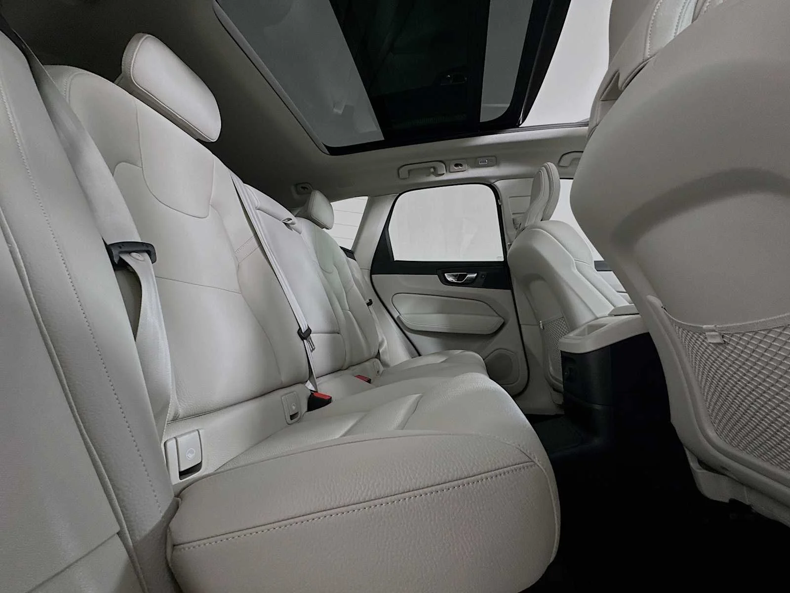Certified Used 2025 Platinum Grey Volvo Core image 25