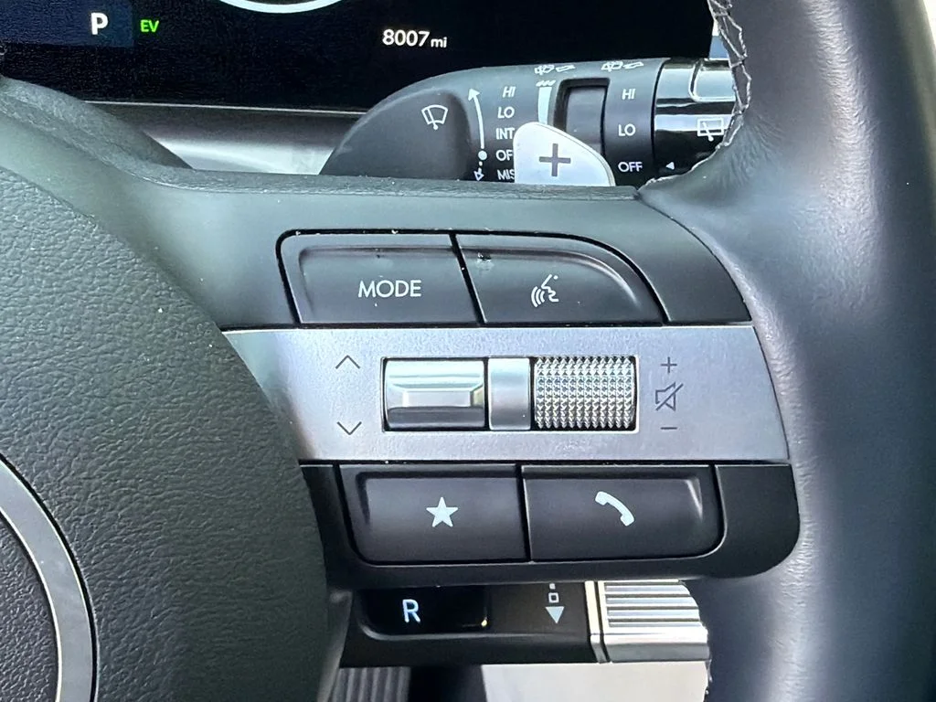 Used 2025 White Hyundai SEL Convenience image 26