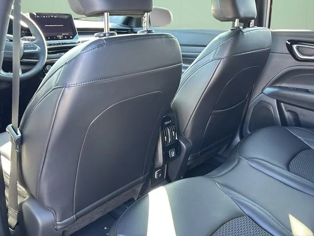 New 2026 White/off-white Jeep Latitude image 23