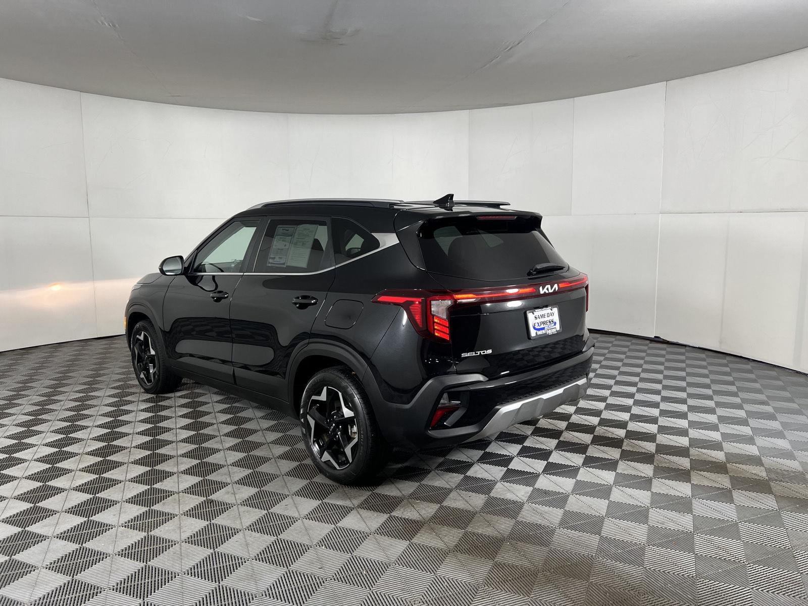 Used 2024 Fusion Black Kia EX image 7