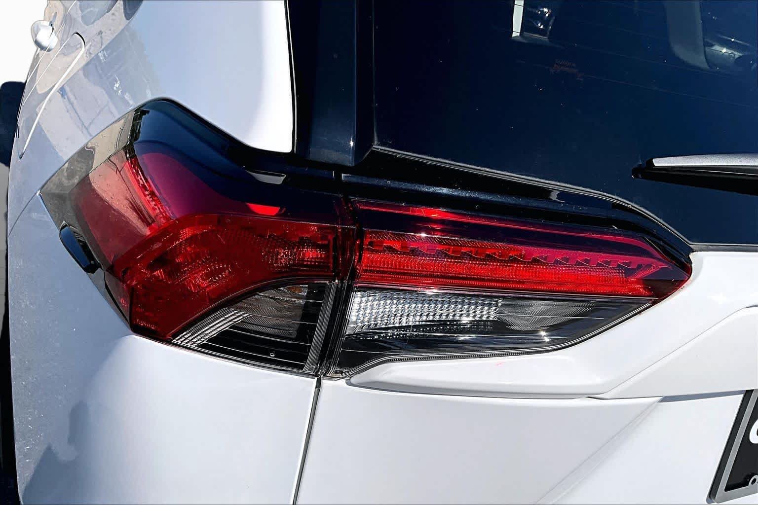 Used 2024 Ice Cap Toyota Hybrid LE image 28