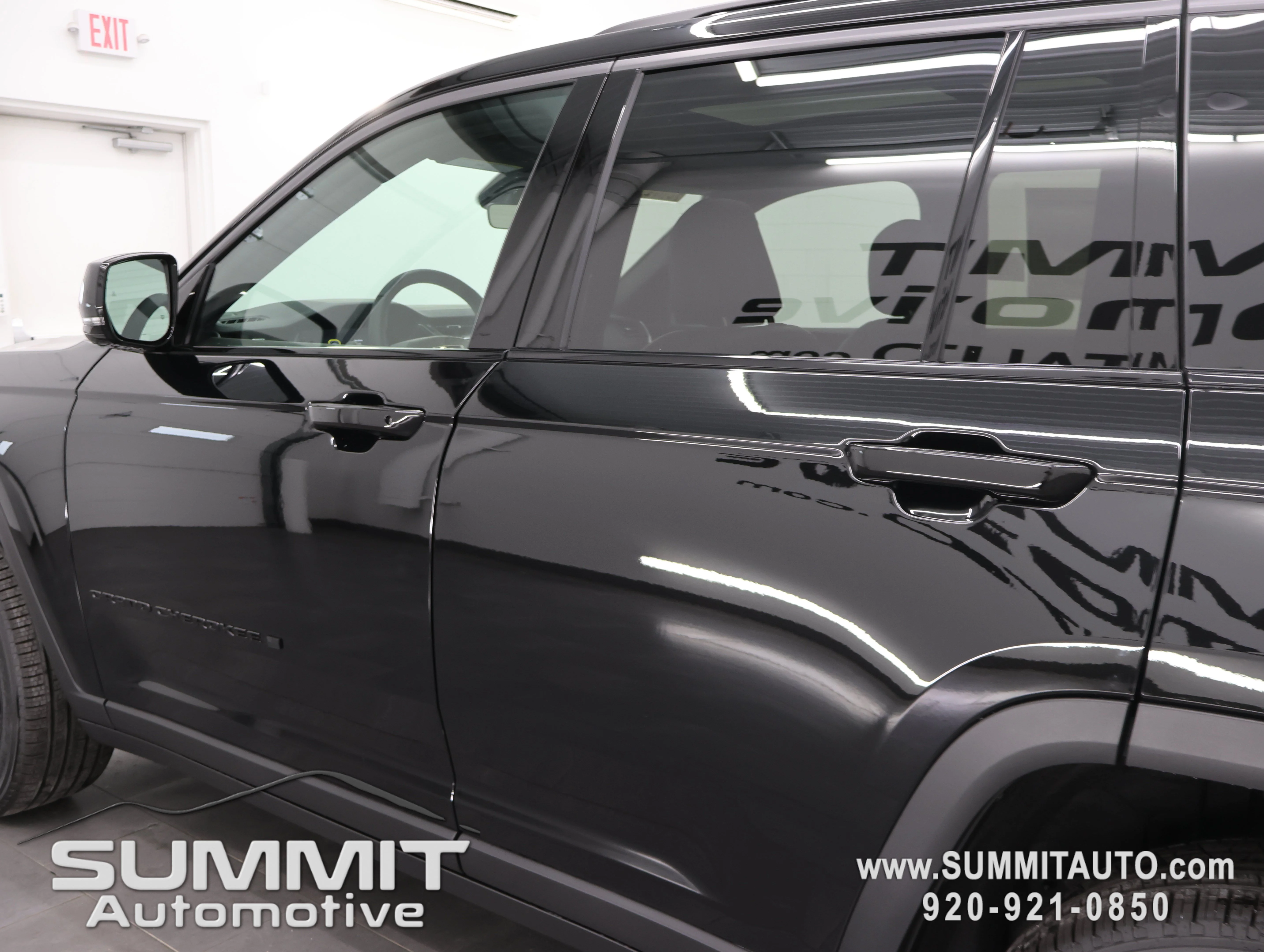 New 2026 Diamond Black Crystal Pearlcoat Jeep Limited image 39