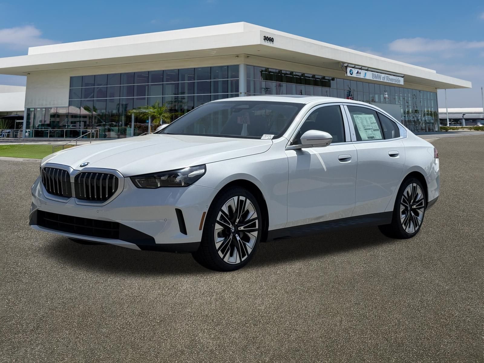 New 2027 Mineral White Metallic BMW 530i xDrive image 4