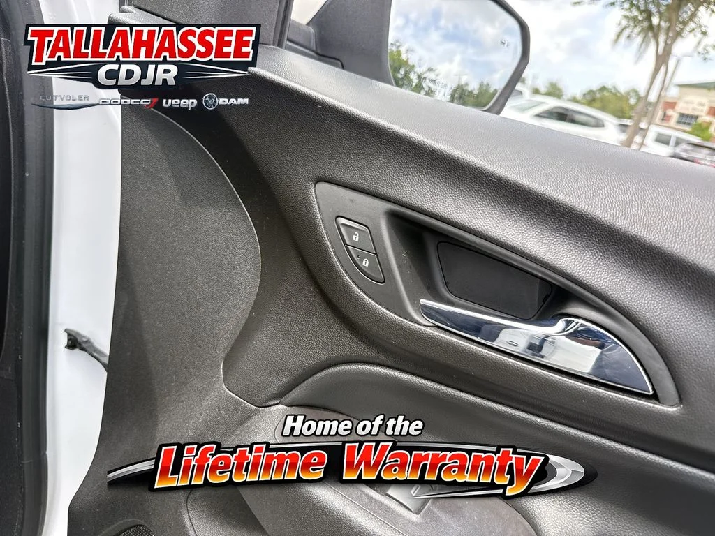 Used 2018 Pearl Chevrolet LT image 27