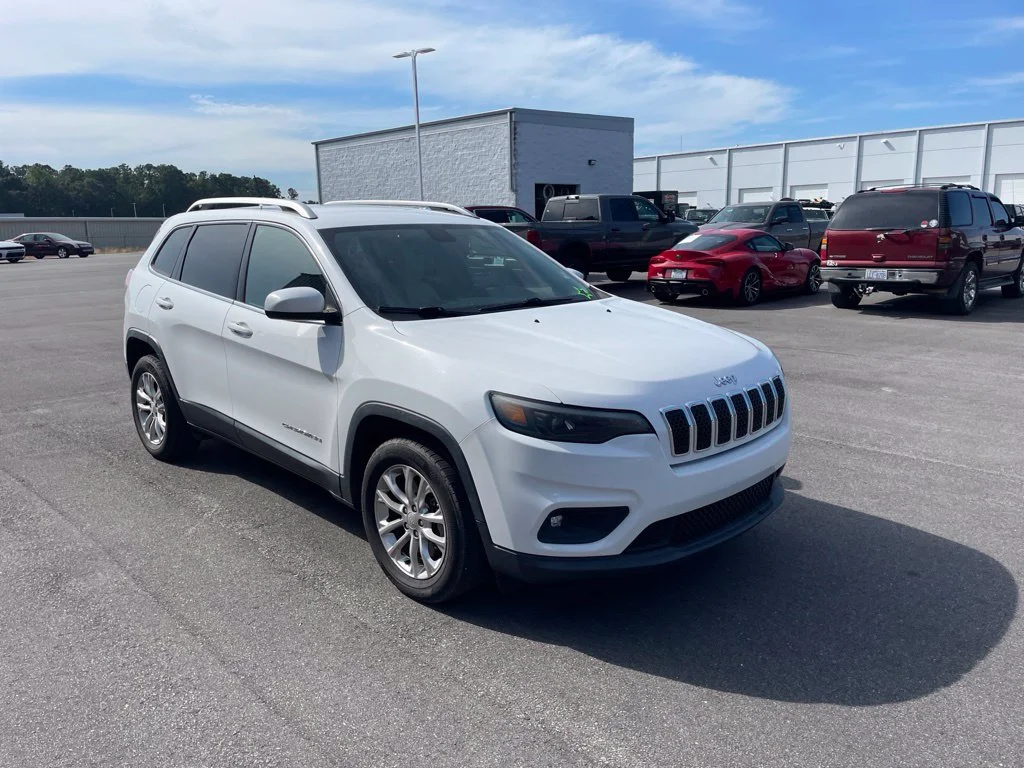 Used 2019 White Jeep Latitude image 2
