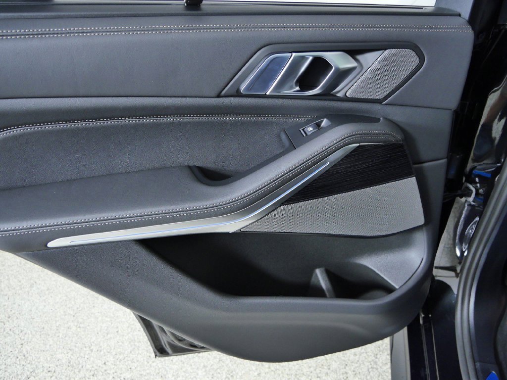 New 2026 Black Sapphire Metallic BMW xDrive50e image 30