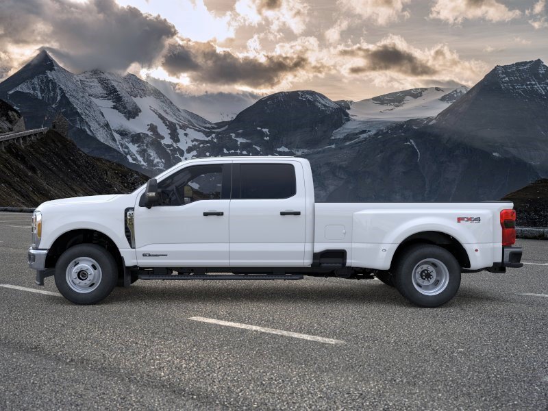 New 2026 Oxford White Ford XLT image 3