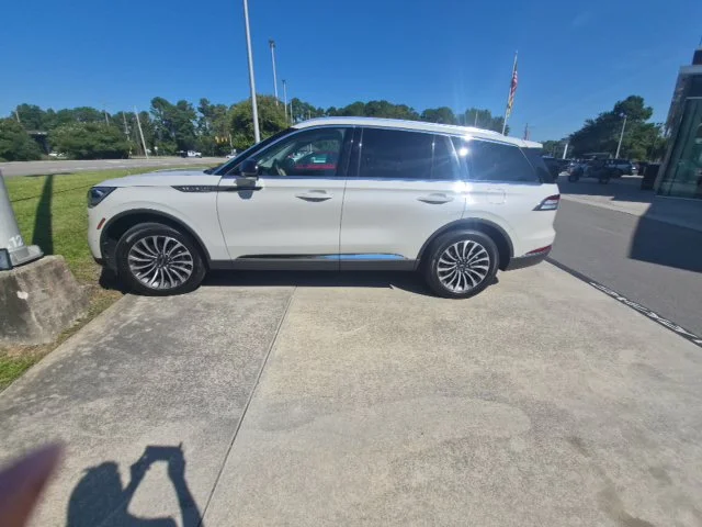 Used 2024 White Lincoln Reserve image 3