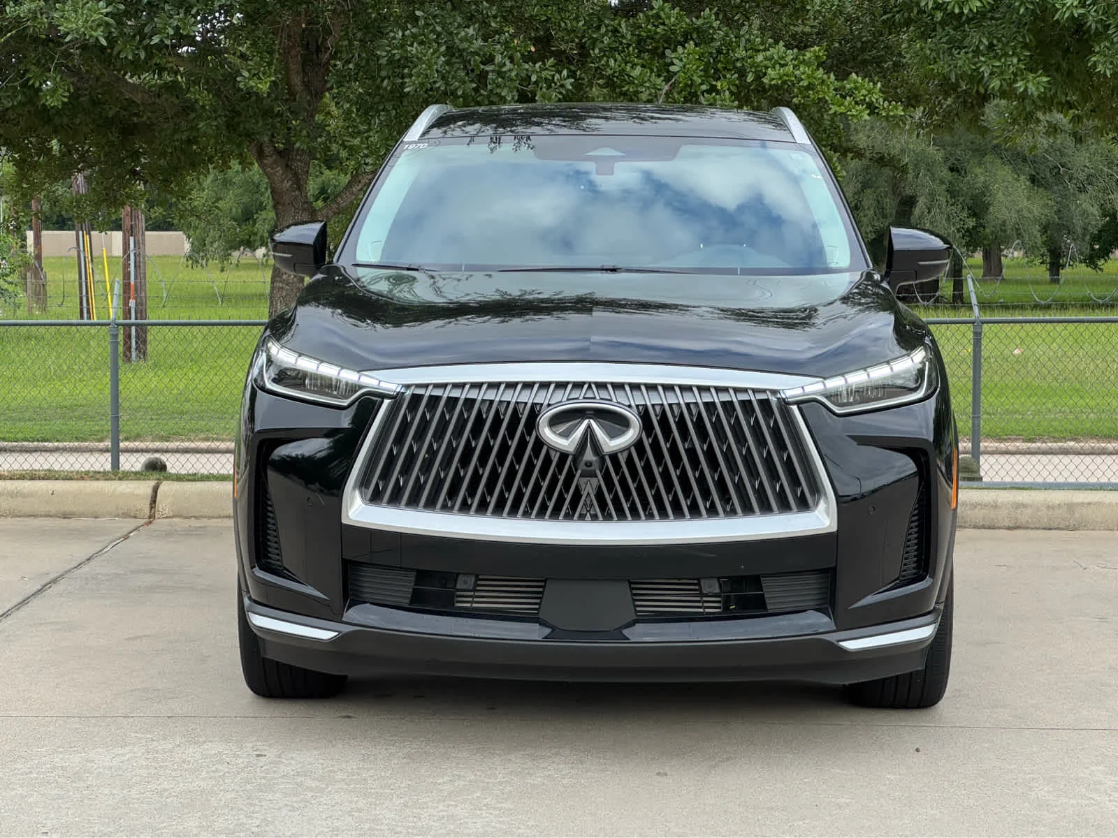 Certified Used 2026 Mineral Black INFINITI LUXE image 2