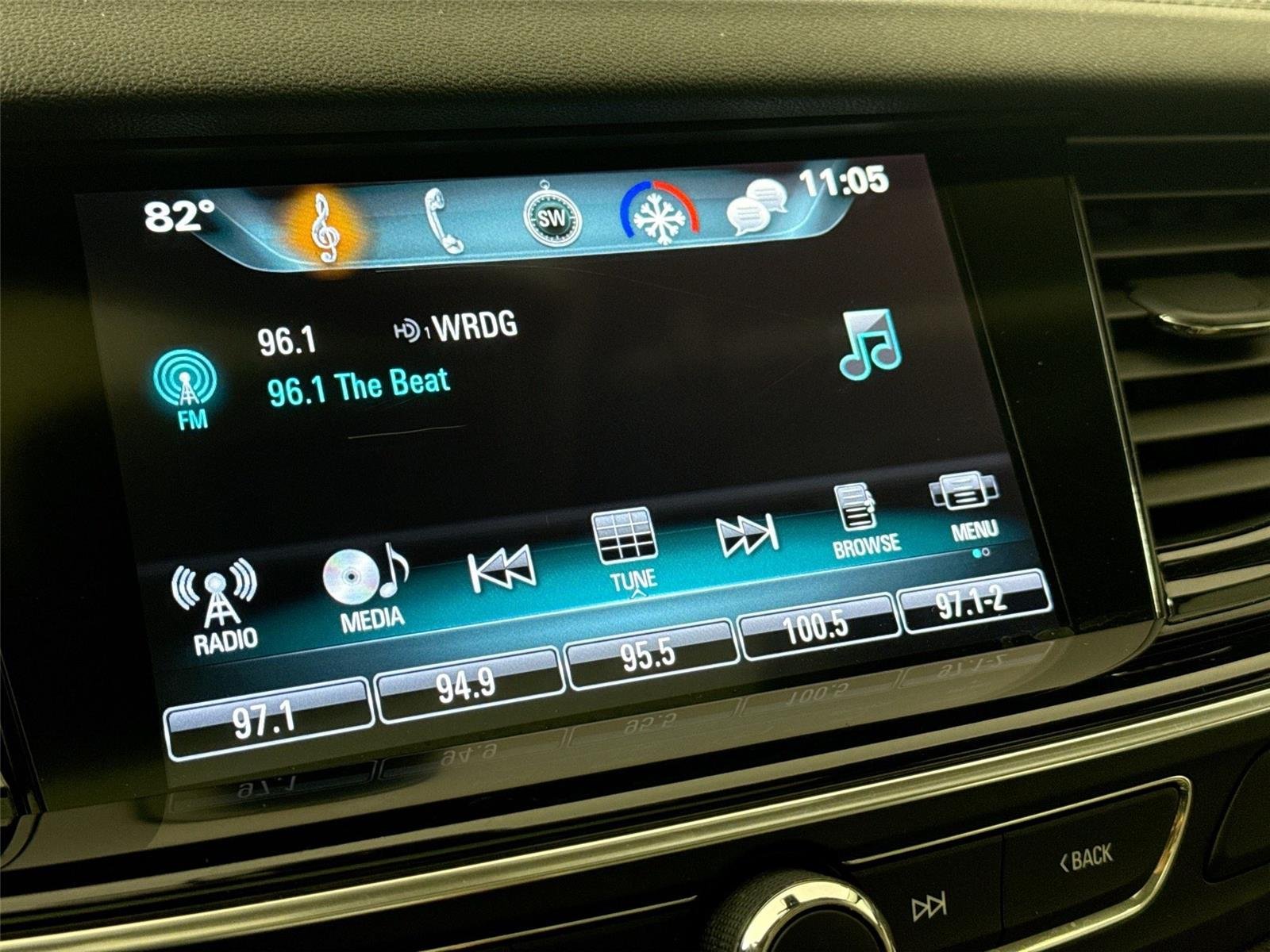 Used 2018 White Frost Tricoat Buick Essence image 25