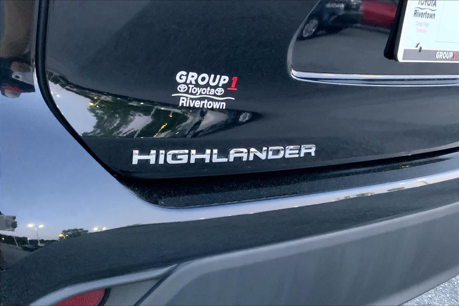 Used 2022 Midnight Black Metallic Toyota Hybrid XLE image 30