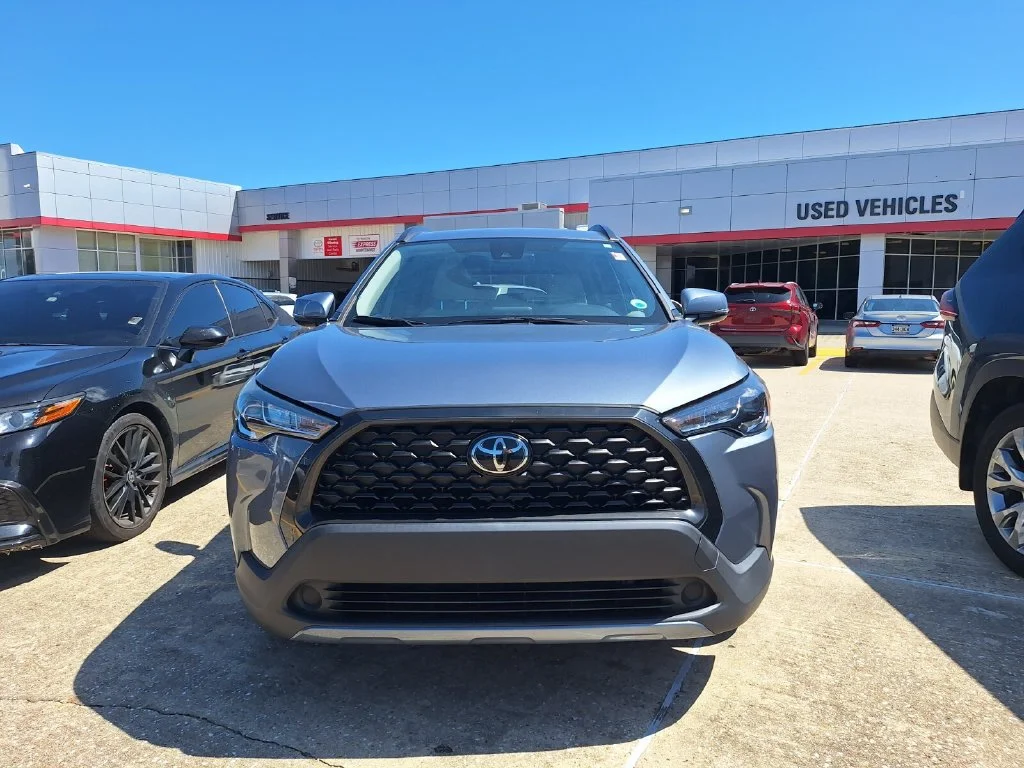 Used 2022  Toyota LE image 2