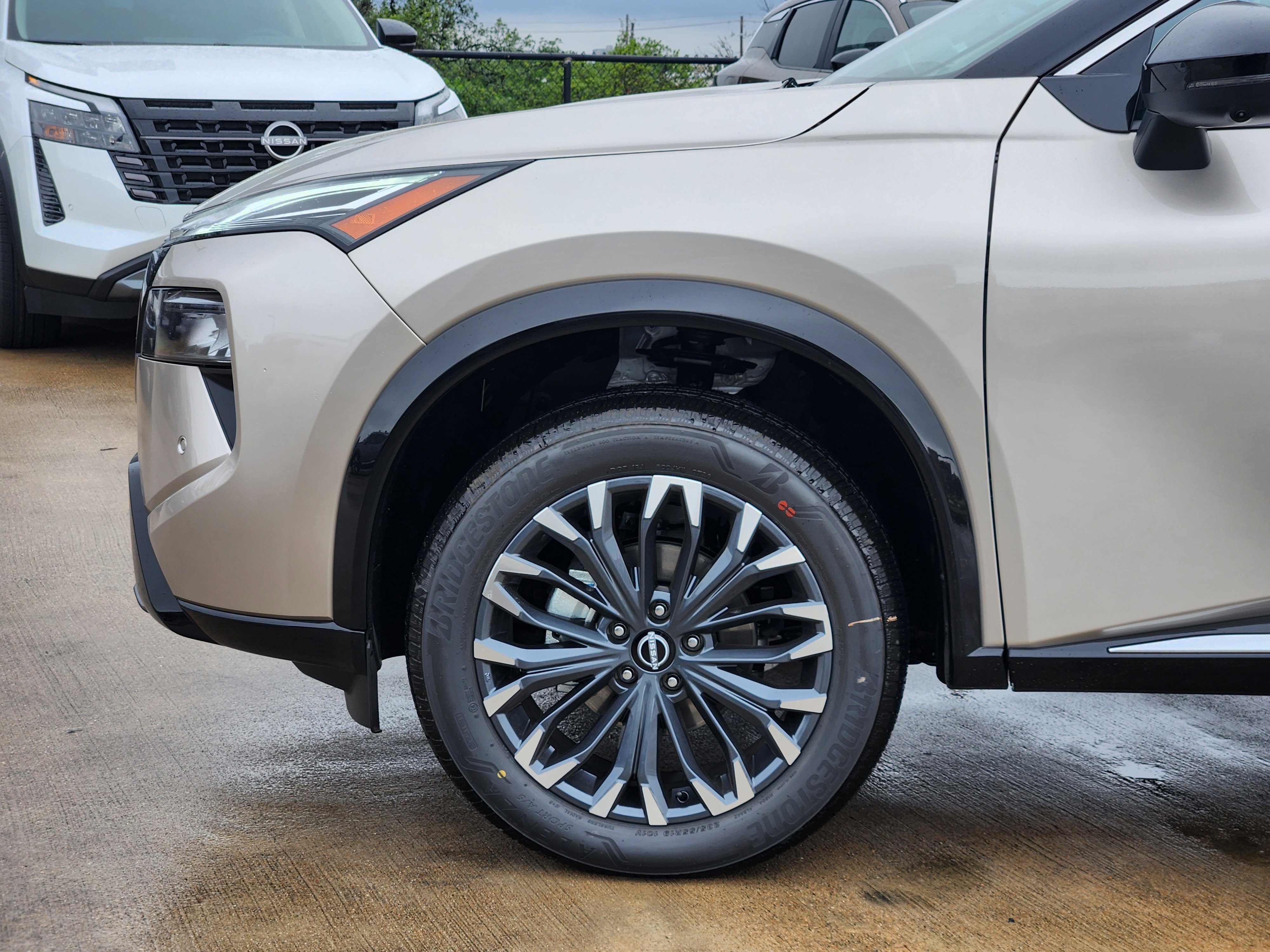 New 2026 Champagne Silver Metallic / Super Black Two-tone Nissan Platinum image 9