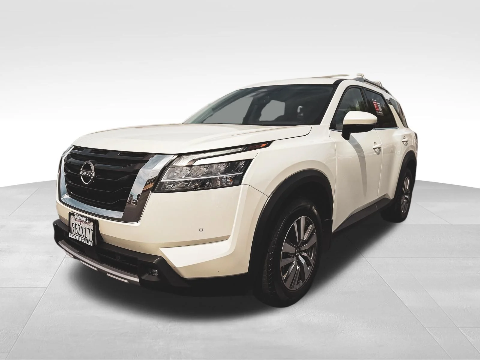 Used 2022 White Nissan SL image 3