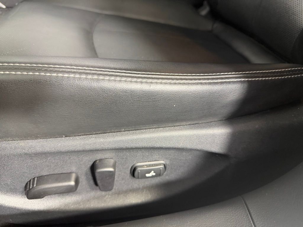 Used 2023 White INFINITI LUXE image 23