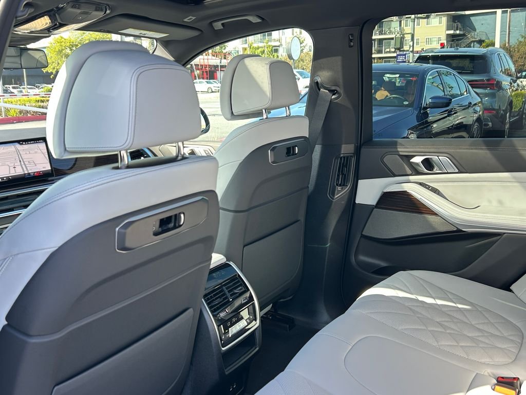 New 2026 Tanzanite Blue II Metallic BMW xDrive50e image 31