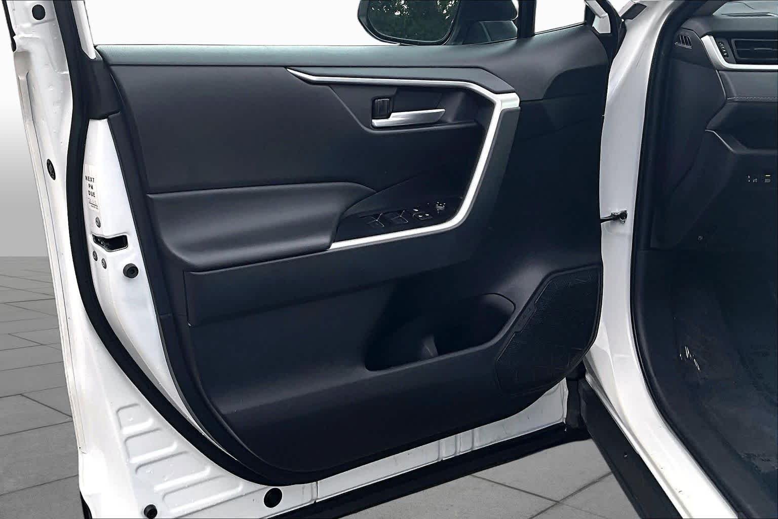 Used 2025 Ice Cap Toyota Hybrid XLE image 22