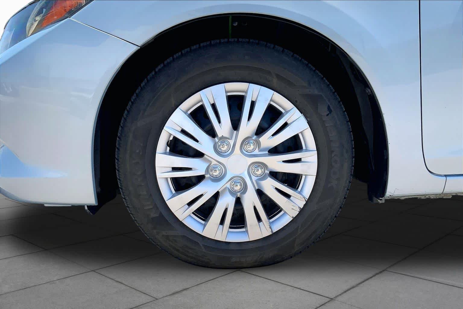 Used 2012 Alabaster Silver Metallic Honda LX image 8
