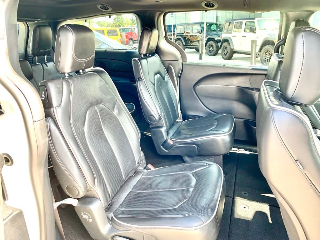 Used 2025 White Chrysler Limited image 25