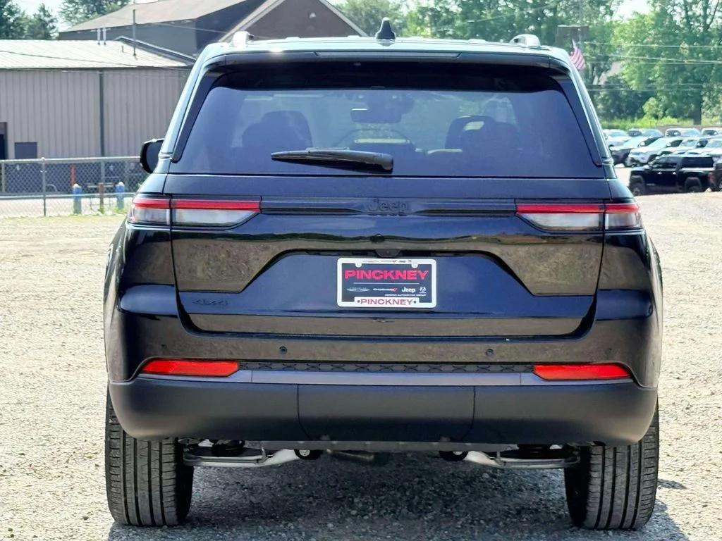 New 2026 Diamond Black Crystal Pearlcoat Jeep Limited image 8
