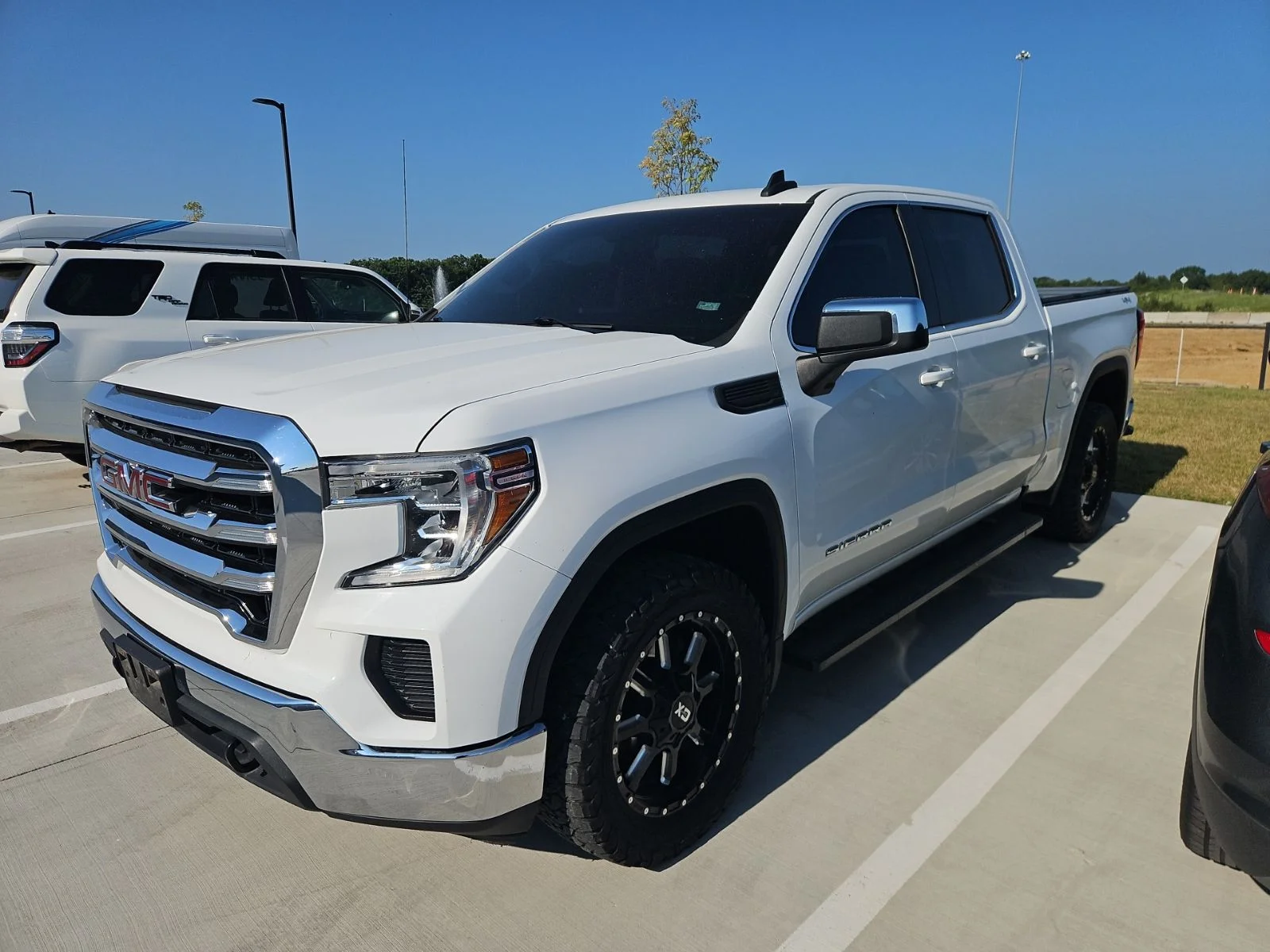 Used 2022 Summit White GMC SLE image 2