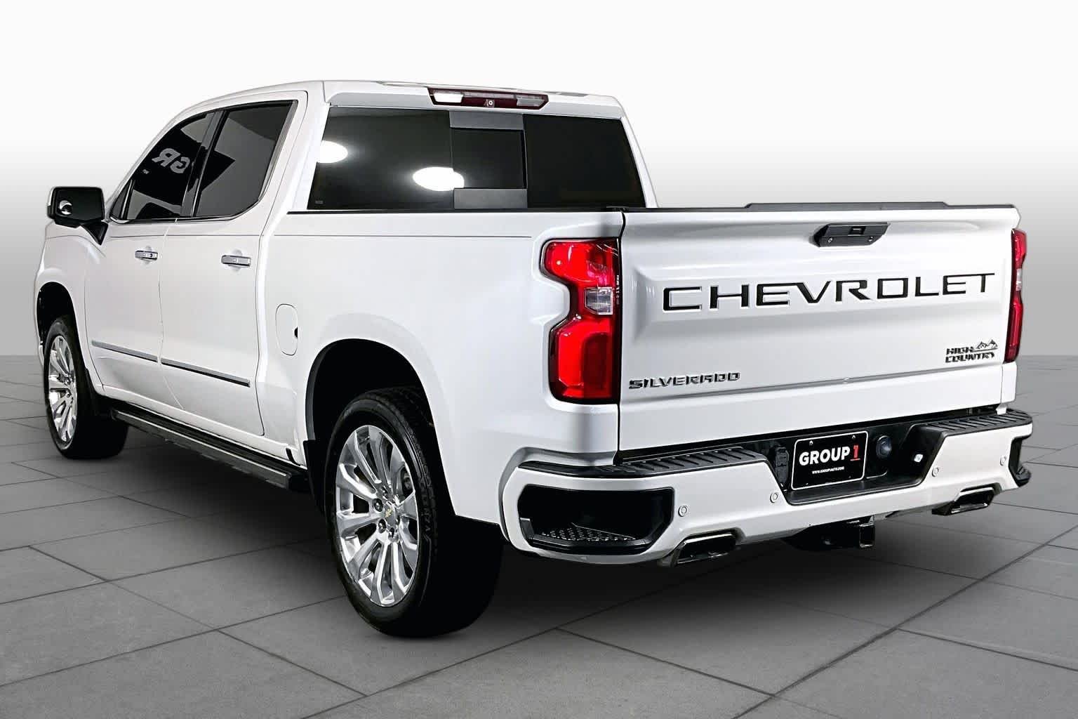 Used 2019 Iridescent Pearl Tricoat Chevrolet High Country image 12