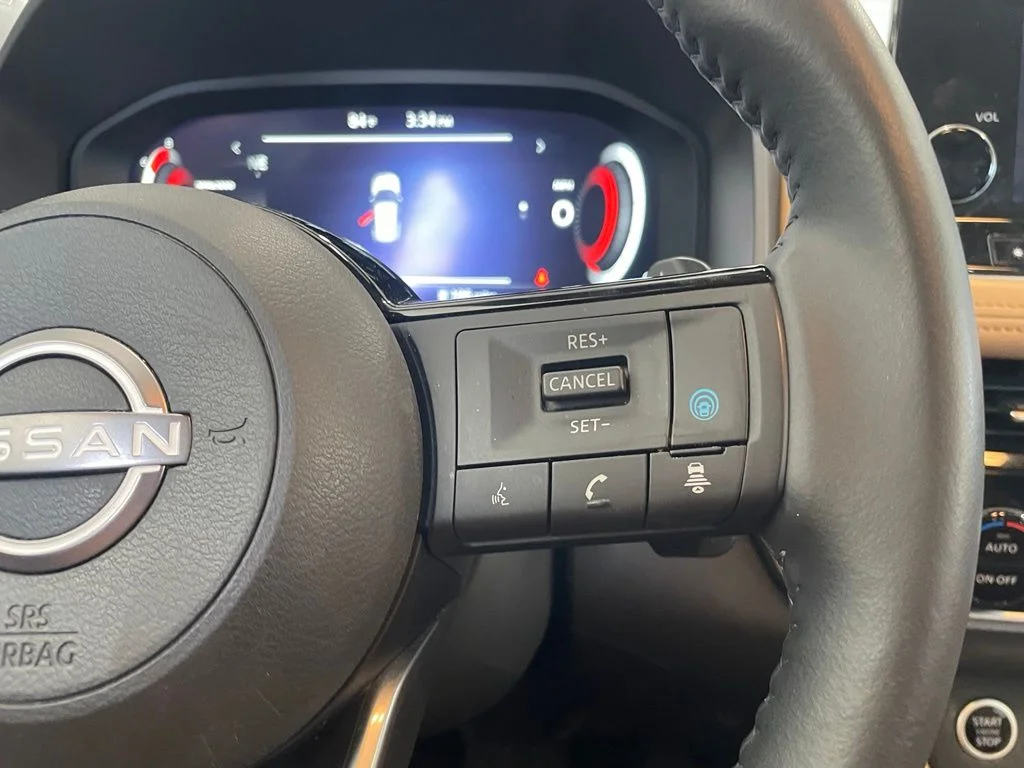 Used 2023 White Nissan Platinum image 15