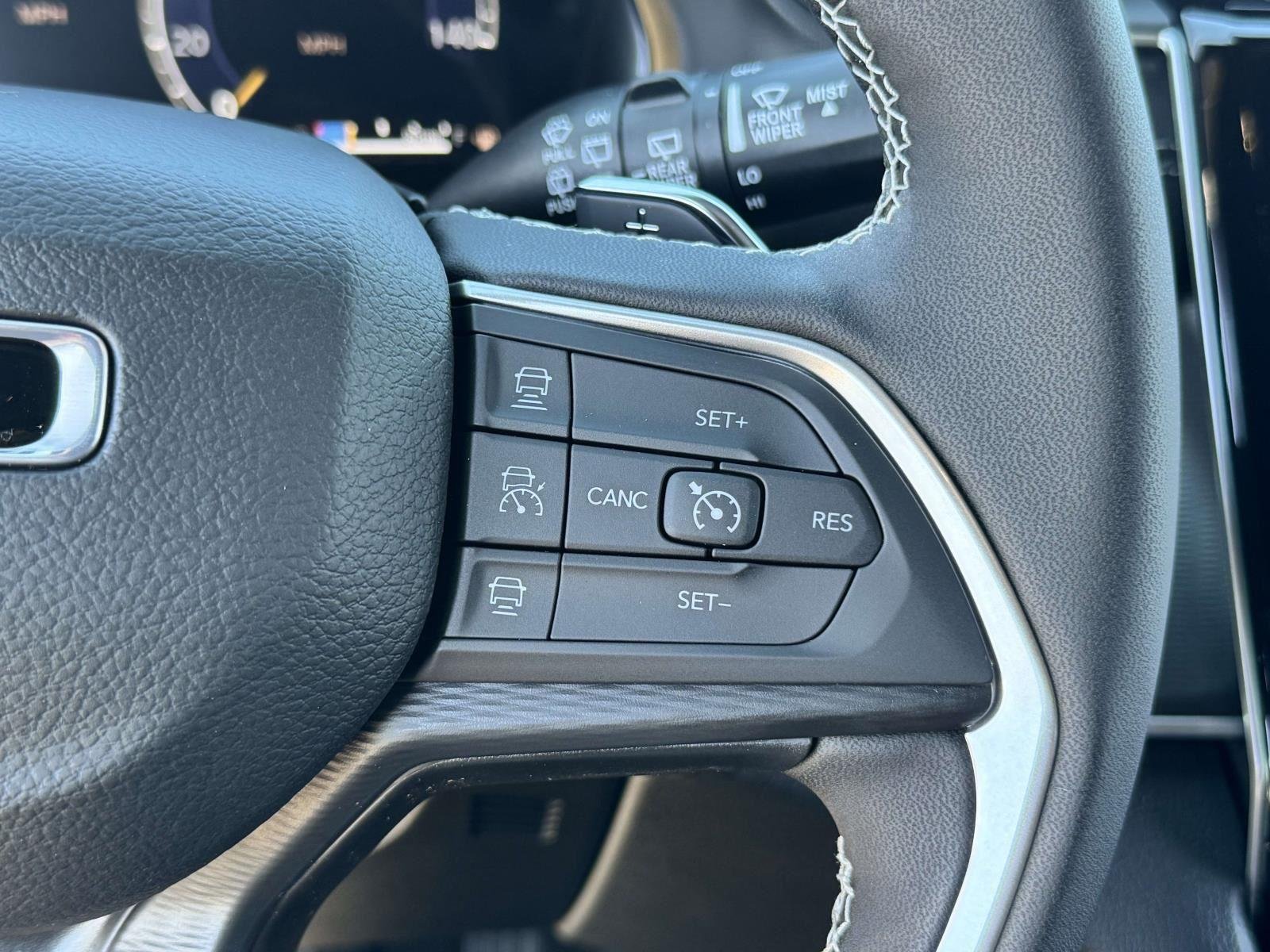New 2025 Silver Zynith Exterior Paint Jeep Laredo X image 10
