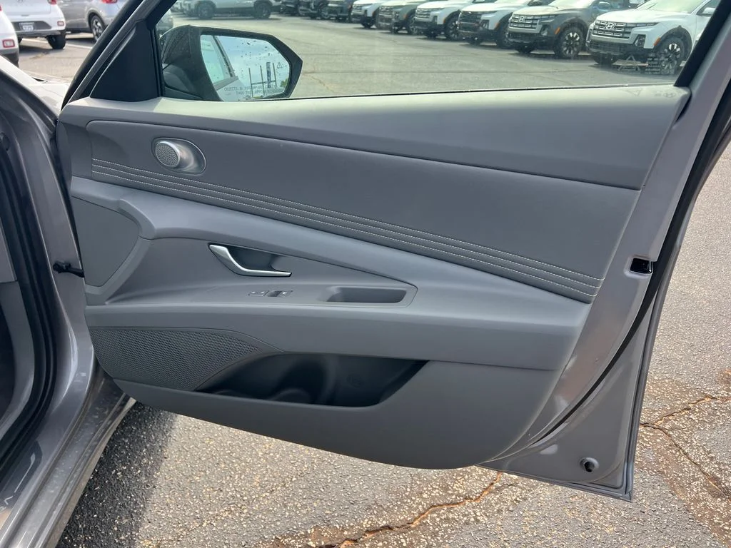 2025 Hyundai Elantra Blue - Photo 14
