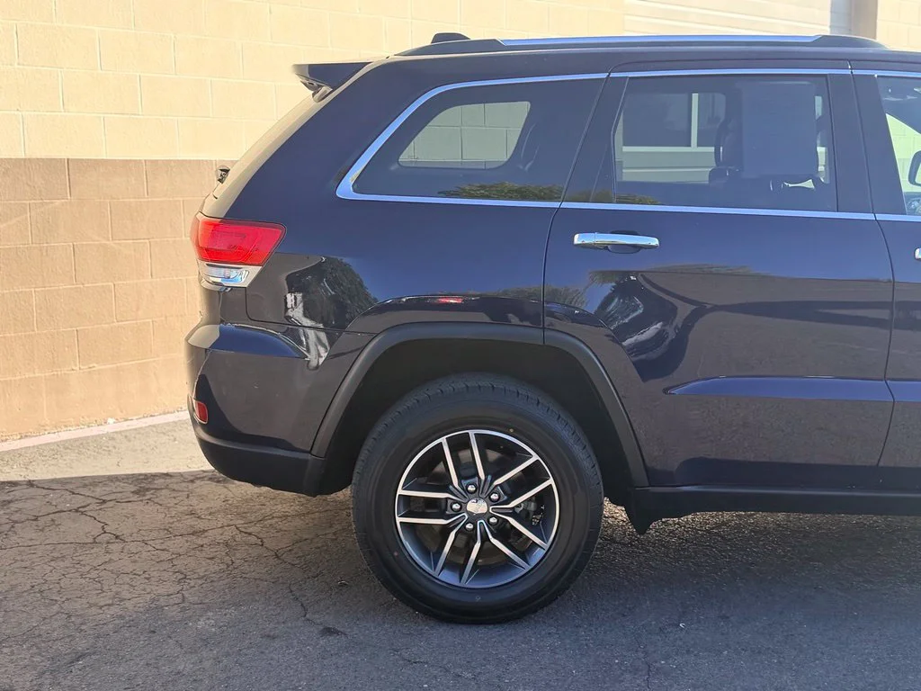 Used 2018 True Blue Pearlcoat Jeep Limited image 4
