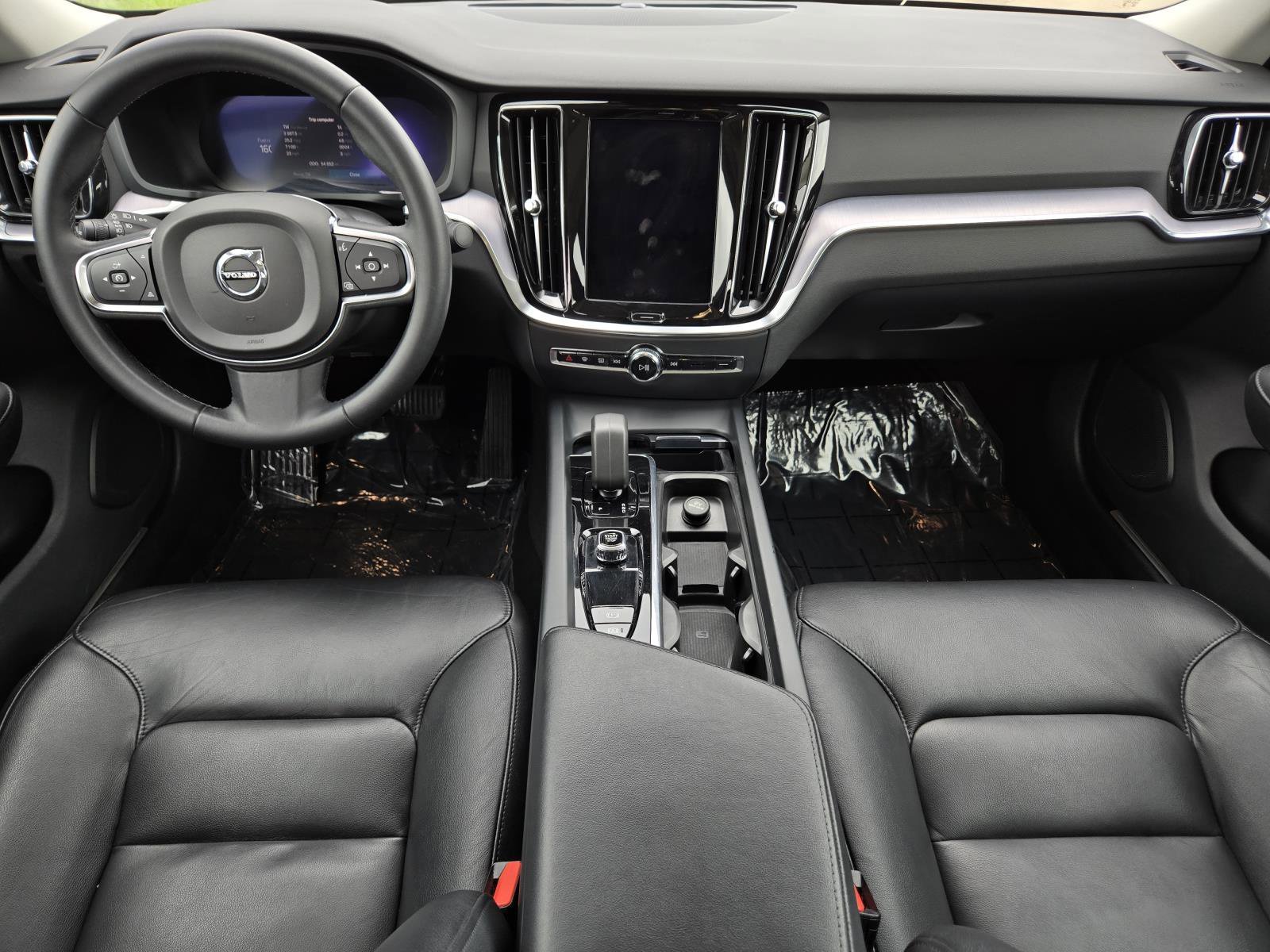 Used 2024 Onyx Black Metallic Volvo Core Dark Theme image 25