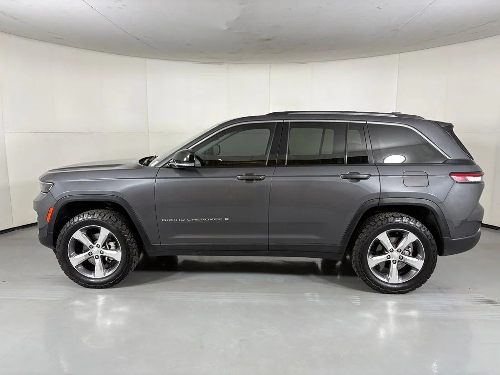 Used 2022 Gray Jeep Limited image 5