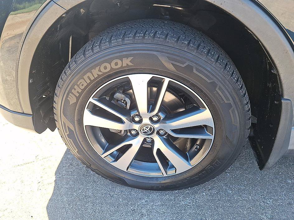 Used 2017 Galactic Aqua Mica Toyota XLE image 8