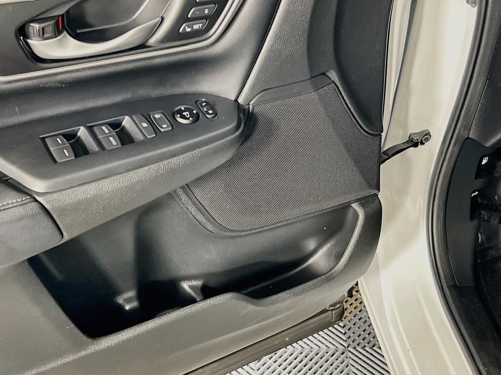 Used 2019 Platinum White Pearl Honda Touring image 19