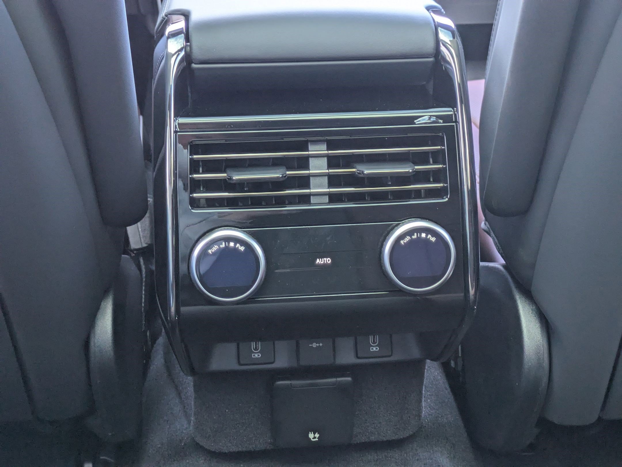 New 2026 Santorini Black Land Rover P400 Dynamic SE image 28
