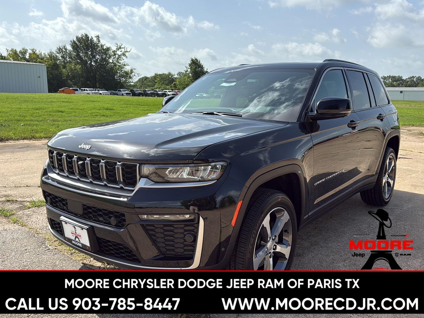 New 2026 Diamond Black Crystal Pearl-Coat Exterior Paint Jeep Limited image 3