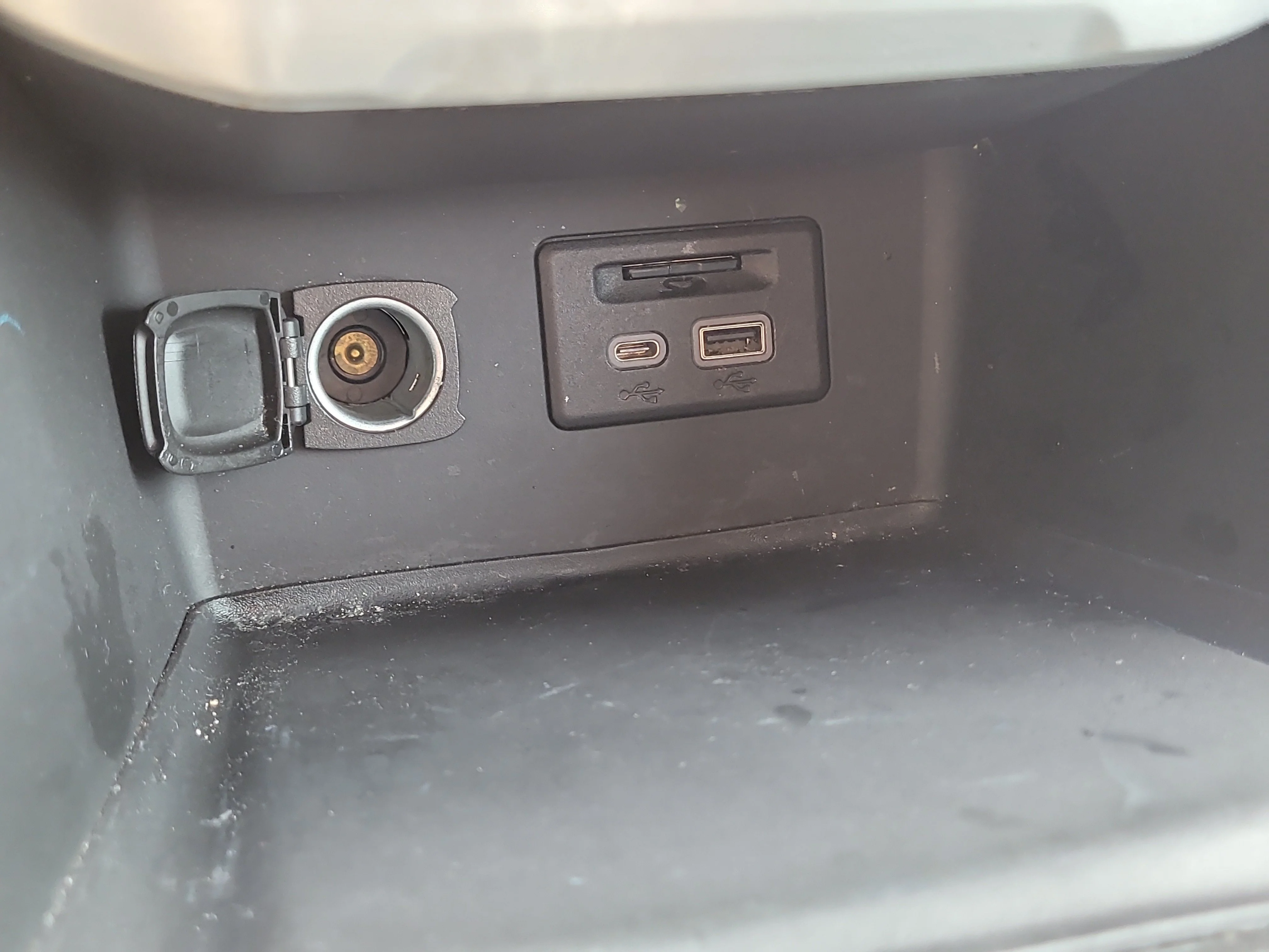 Used 2023 Summit White GMC SLE image 27