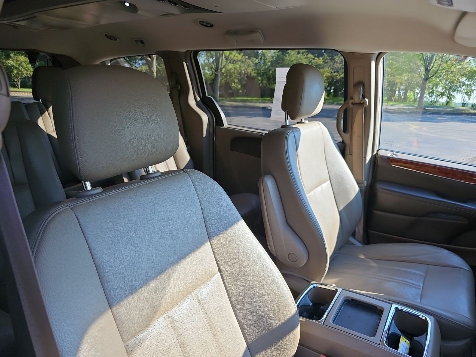 Used 2016 Cashmere/Sandstone Pearlcoat Chrysler Touring-L image 10