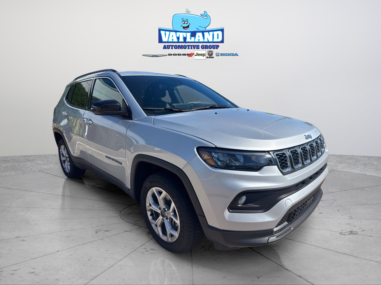 Used 2025 Silver Jeep Latitude image 7