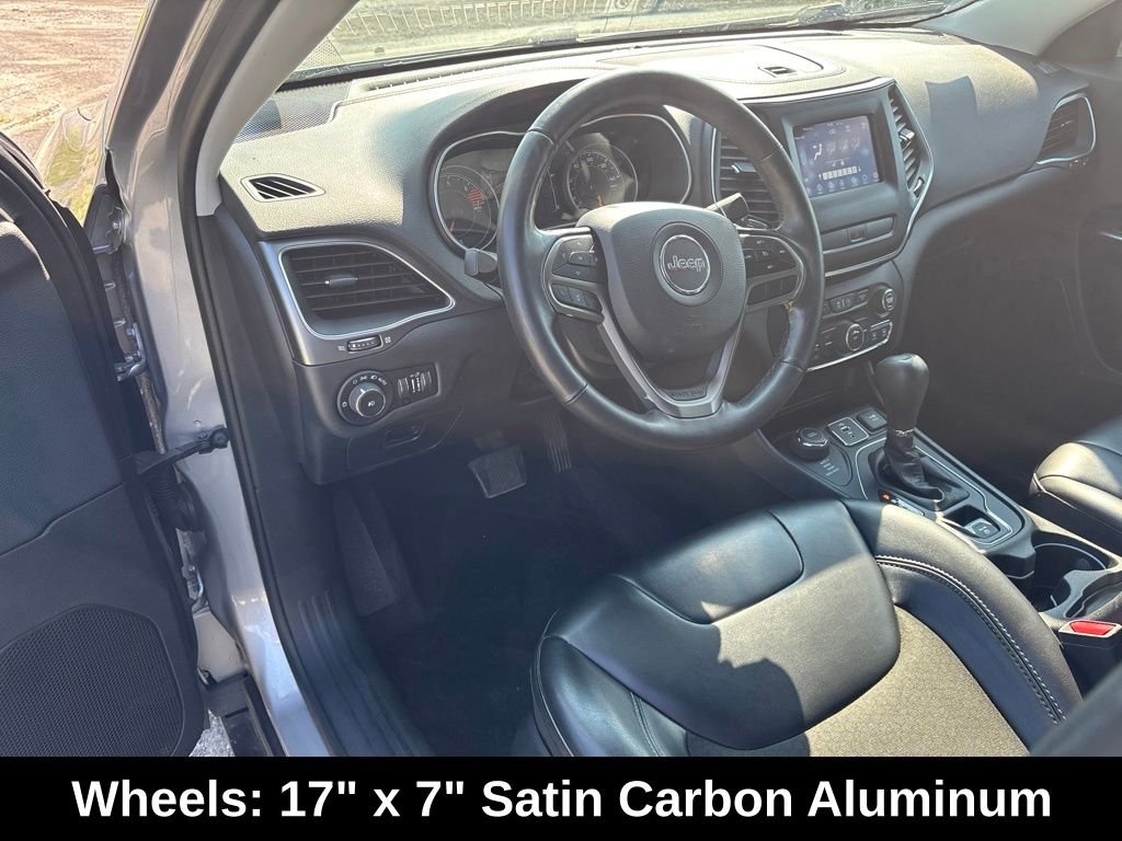 Used 2019 Silver Jeep Latitude Plus image 12