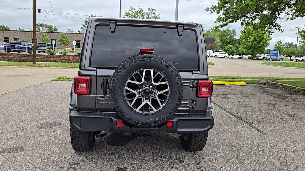 New 2026 Granite Crystal Metallic Clear-Coat Exterior Paint Jeep Sahara image 31
