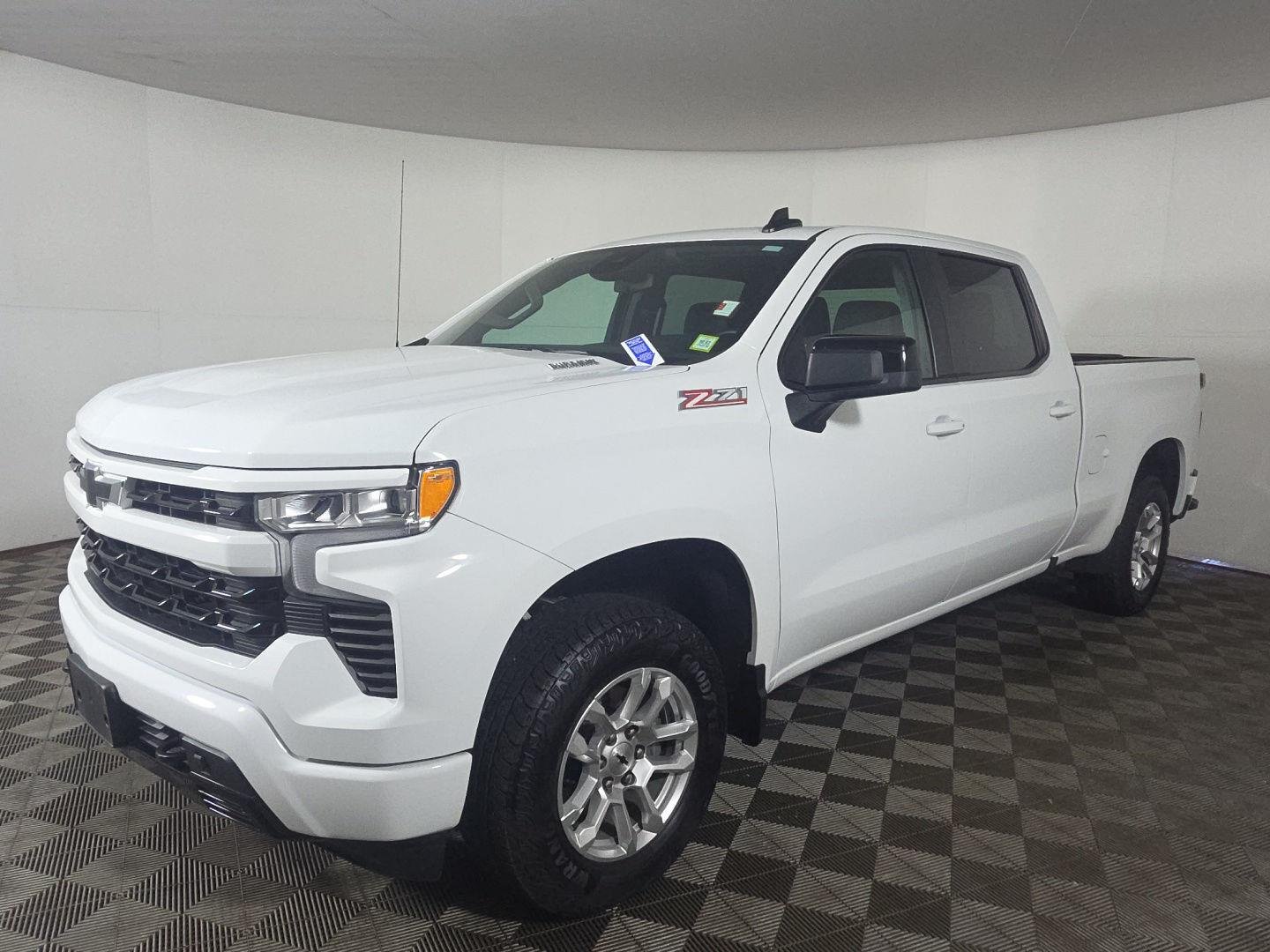 Used 2025 Summit White Chevrolet RST image 9