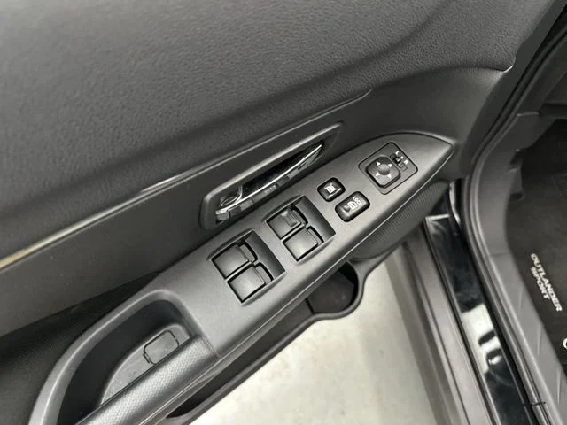 Used 2022  Mitsubishi 2.0 SE image 18